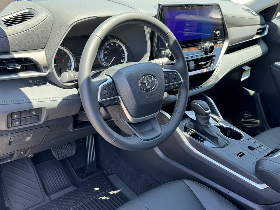 2024 Toyota Highlander XLE 16