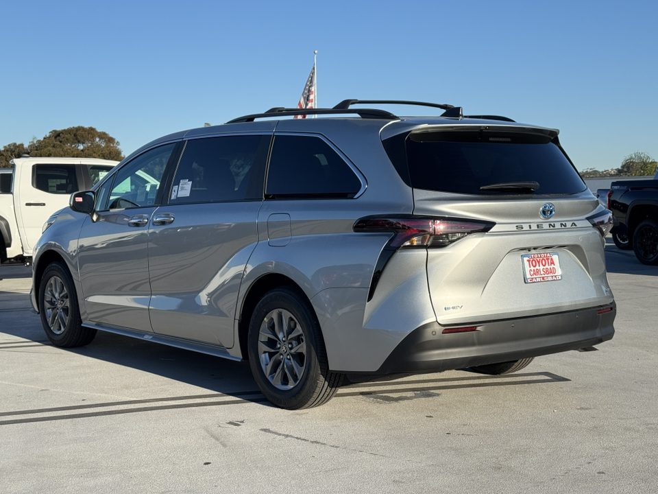 2025 Toyota Sienna XLE 13