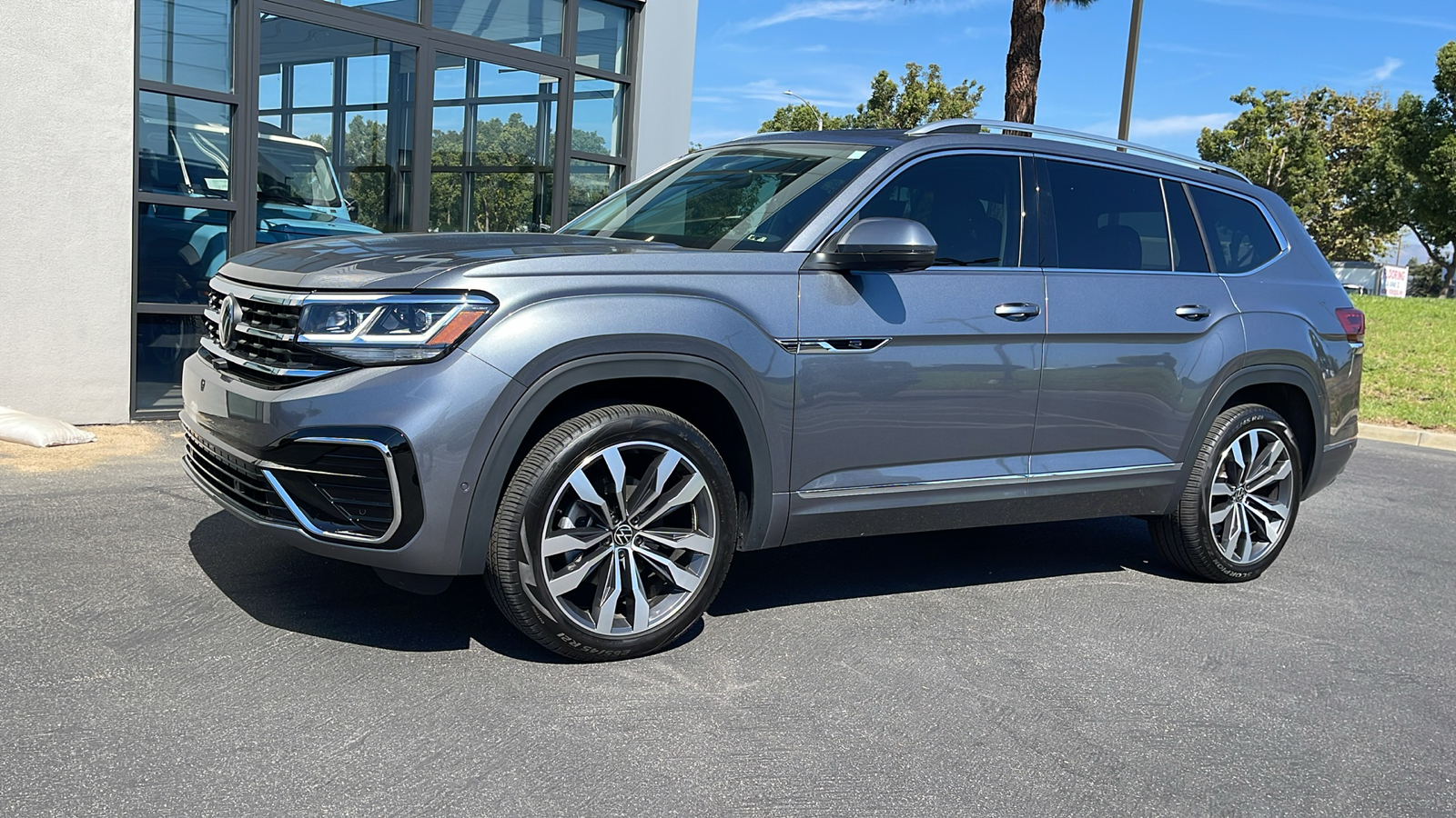 2023 Volkswagen Atlas 3.6L V6 SEL Premium R-Line 2