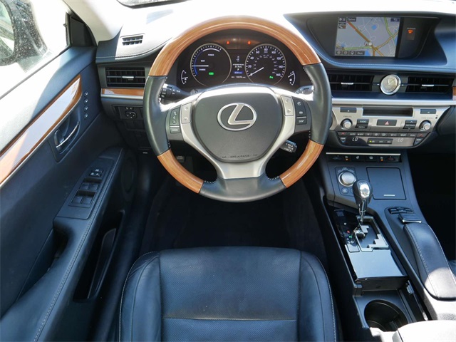 2015 Lexus ES 300h 11