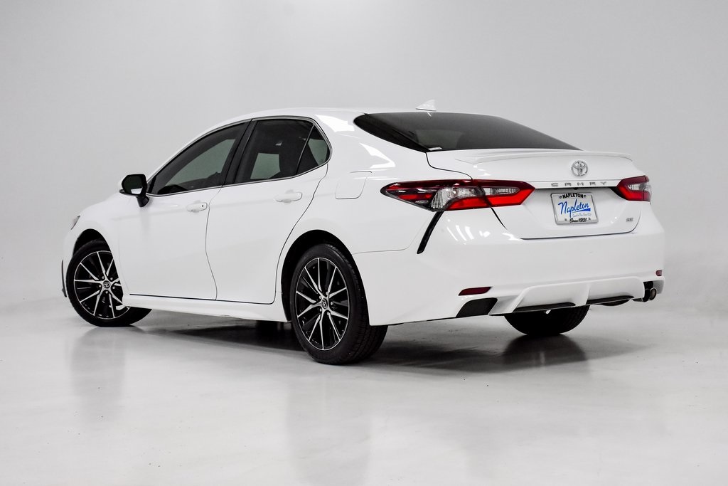 2022 Toyota Camry SE 24