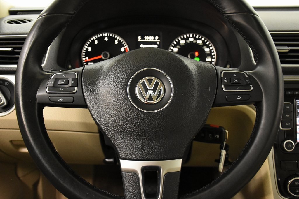 2012 Volkswagen Passat V6 SE 11