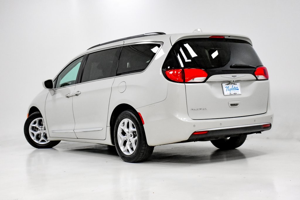 2017 Chrysler Pacifica Touring L 26