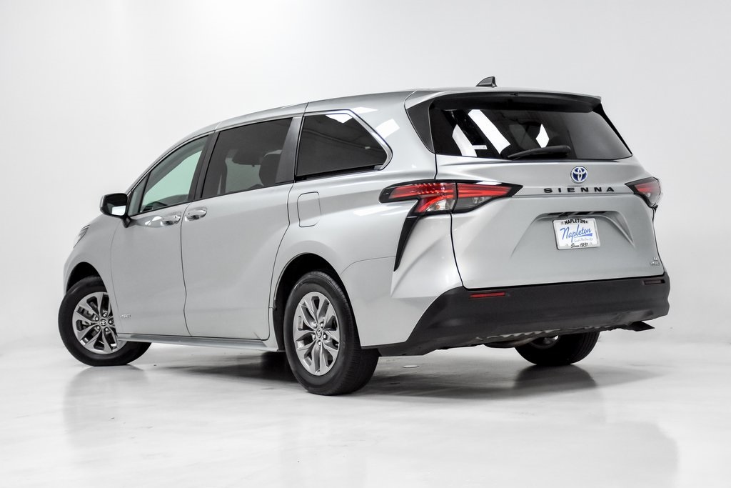 2021 Toyota Sienna LE 27