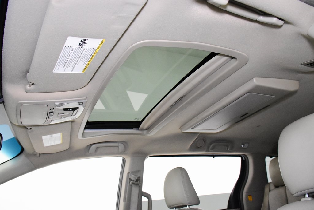 2012 Toyota Sienna XLE 9