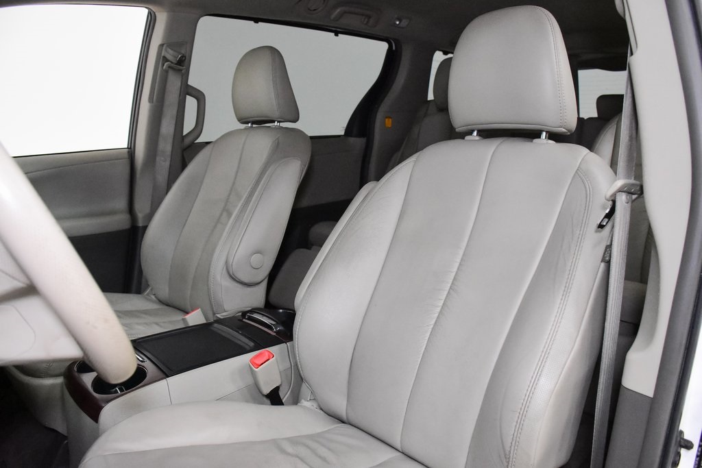 2012 Toyota Sienna XLE 10