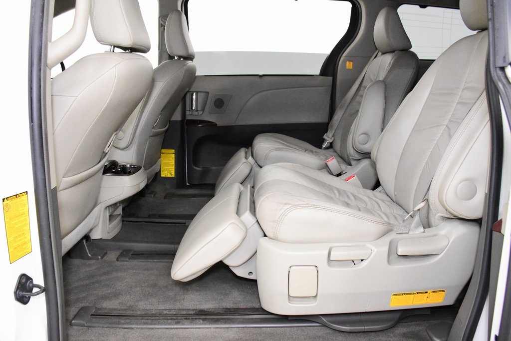 2012 Toyota Sienna XLE 27