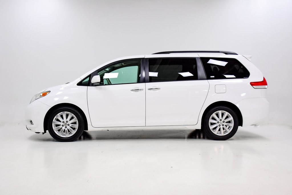 2012 Toyota Sienna XLE 31