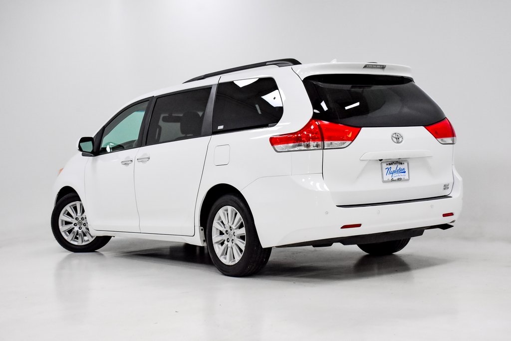 2012 Toyota Sienna XLE 33