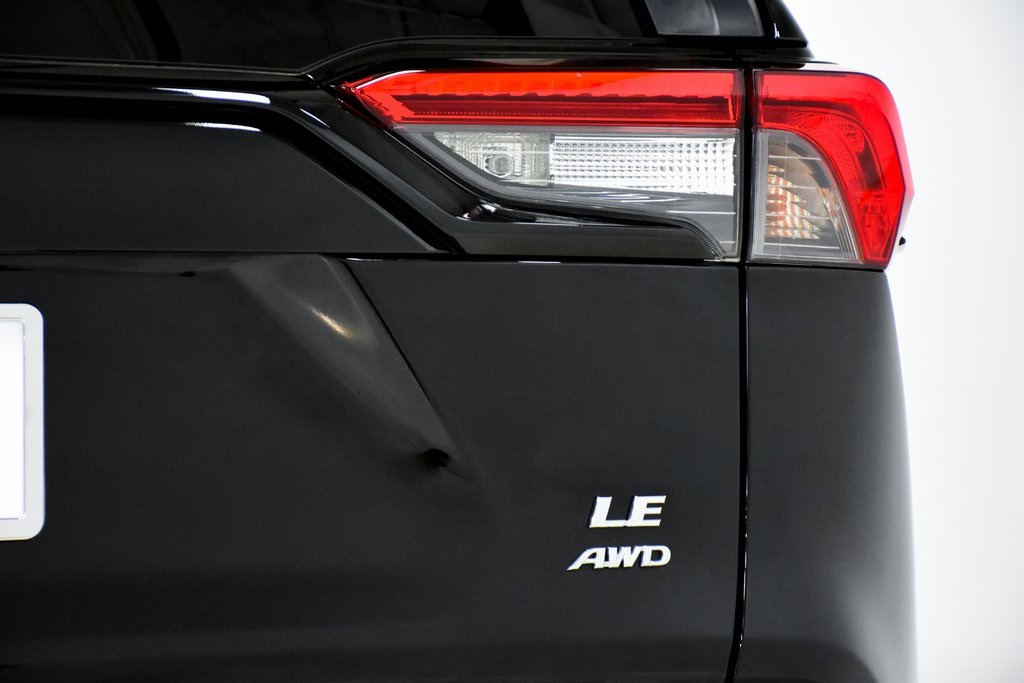 2020 Toyota RAV4 LE 26