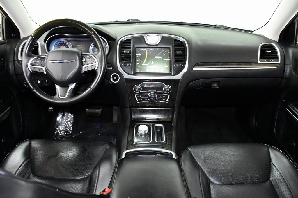 2016 Chrysler 300C Base 27