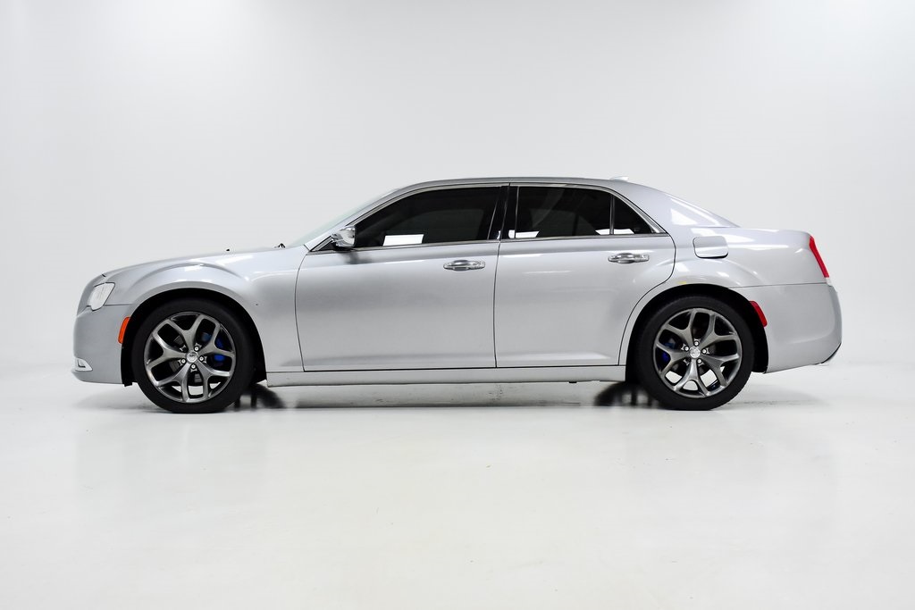 2016 Chrysler 300C Base 28