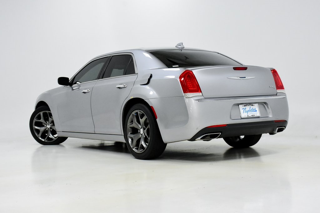 2016 Chrysler 300C Base 30