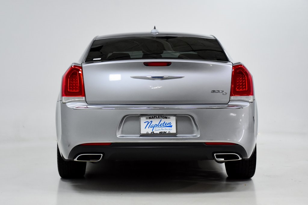 2016 Chrysler 300C Base 31