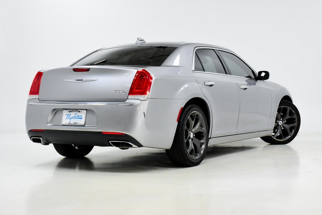 2016 Chrysler 300C Base 32