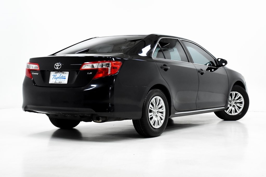 2014 Toyota Camry LE 24