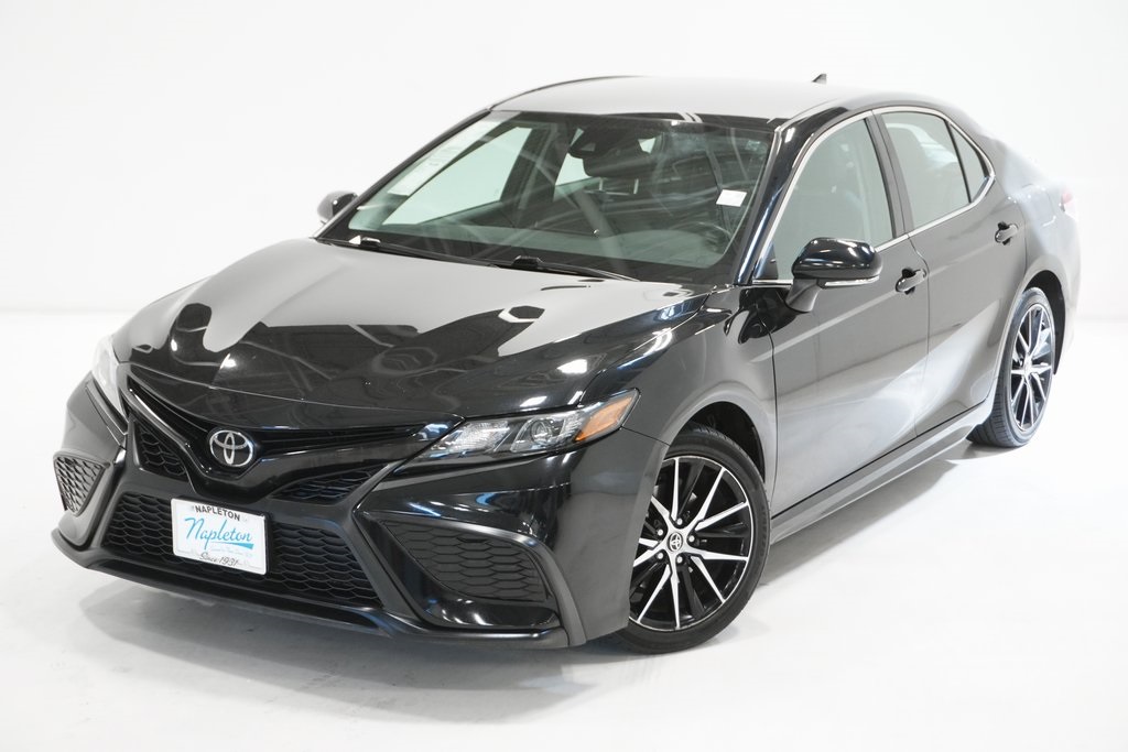 2022 Toyota Camry SE 2