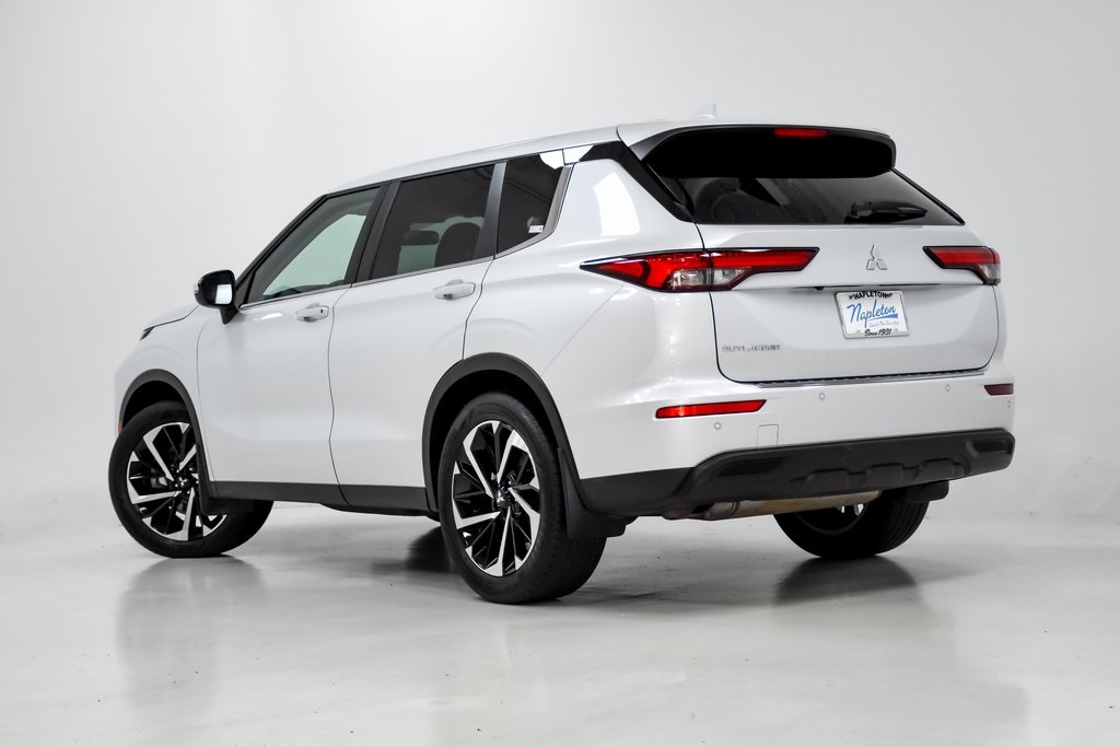 2022 Mitsubishi Outlander ES 27