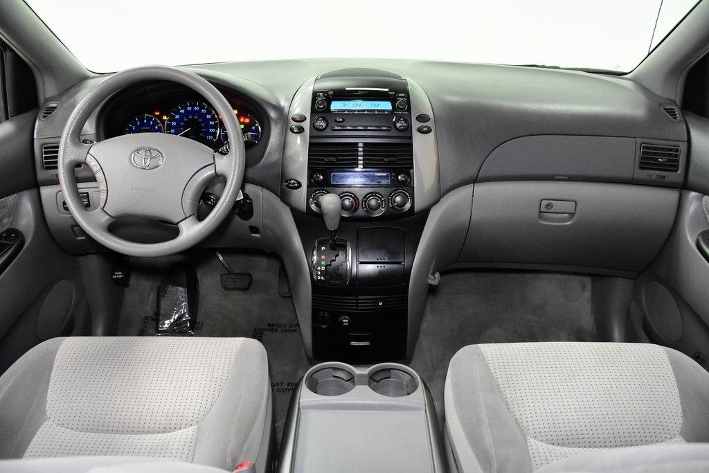 2009 Toyota Sienna LE 21