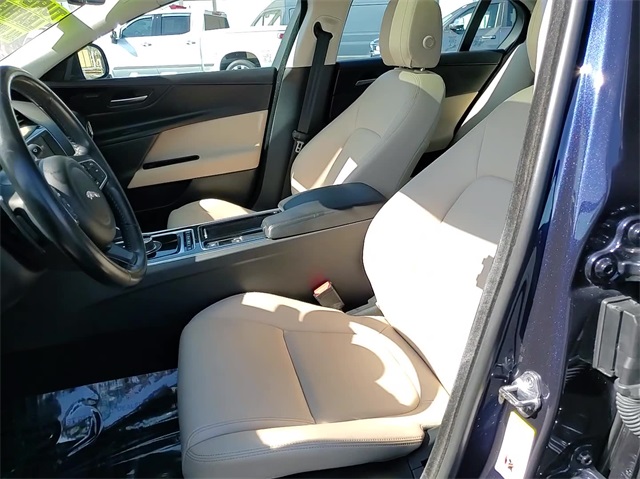 2019 Jaguar XE 25t Premium 17