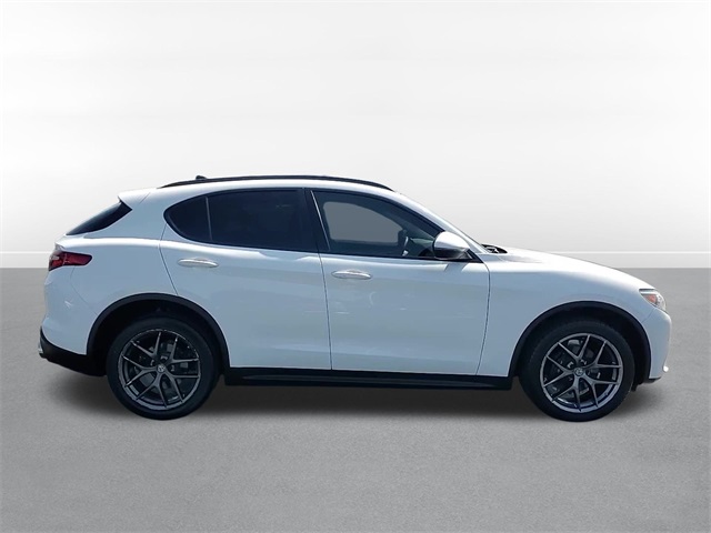 2018 Alfa Romeo Stelvio Base 4