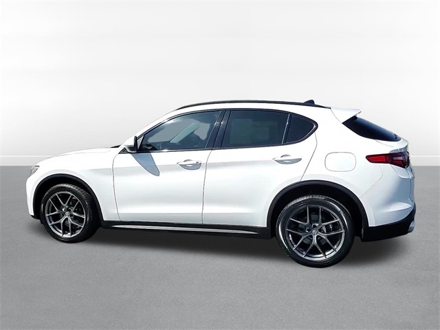 2018 Alfa Romeo Stelvio Base 5