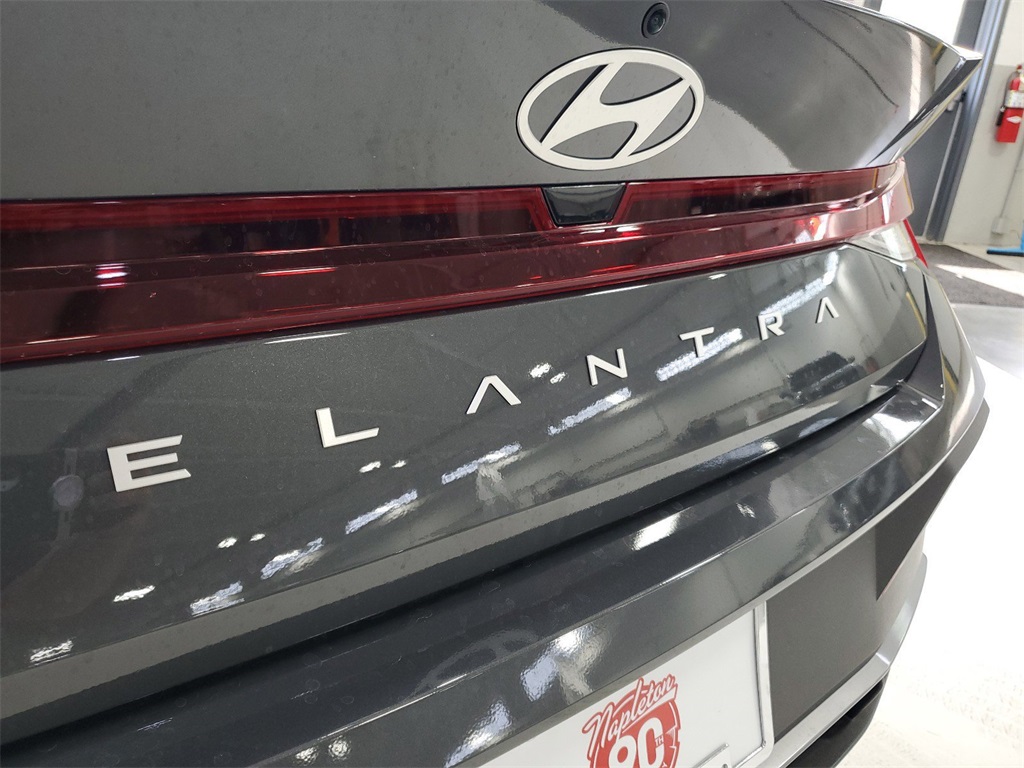 2024 Hyundai Elantra SE 12