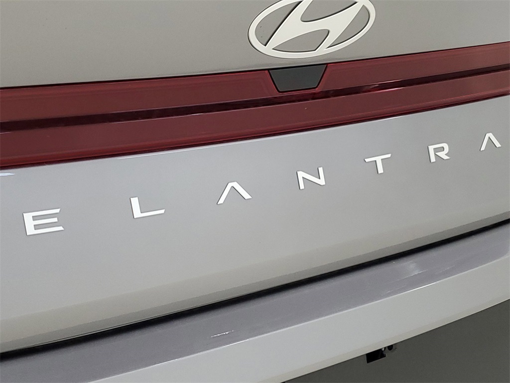 2024 Hyundai Elantra SE 8