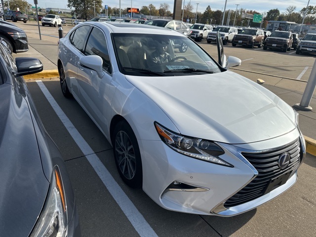 2017 Lexus ES 300h 3