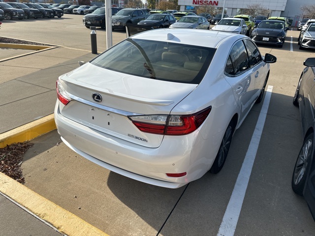 2017 Lexus ES 300h 4