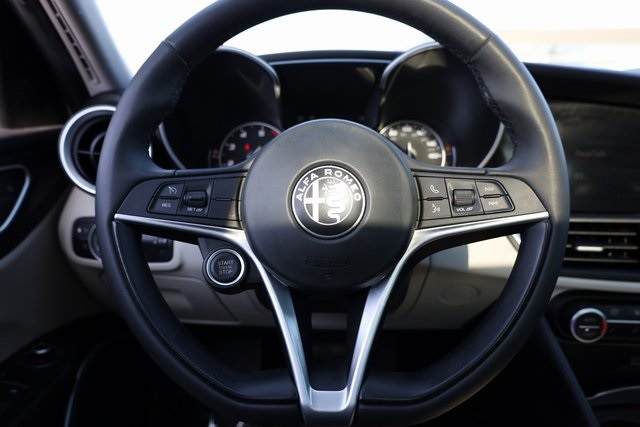 2019 Alfa Romeo Giulia Base 11