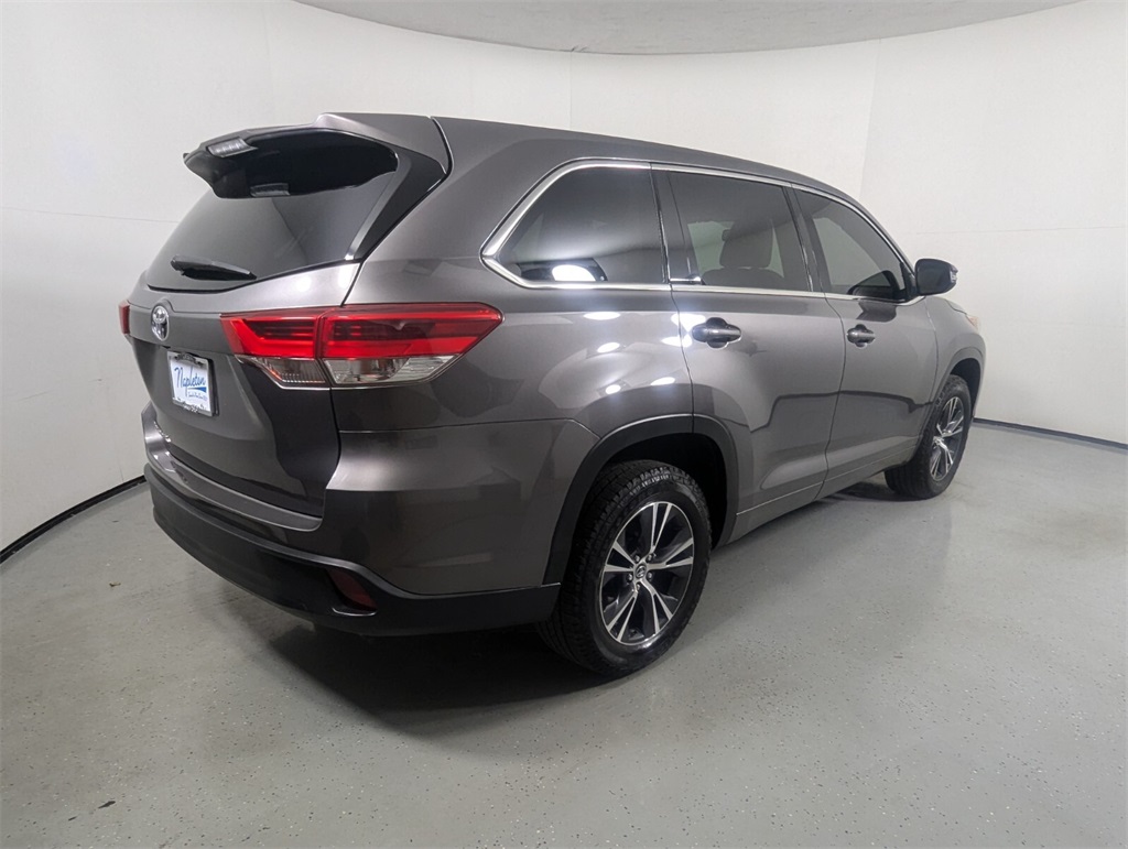 2017 Toyota Highlander LE 6