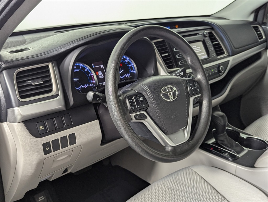 2017 Toyota Highlander LE 12