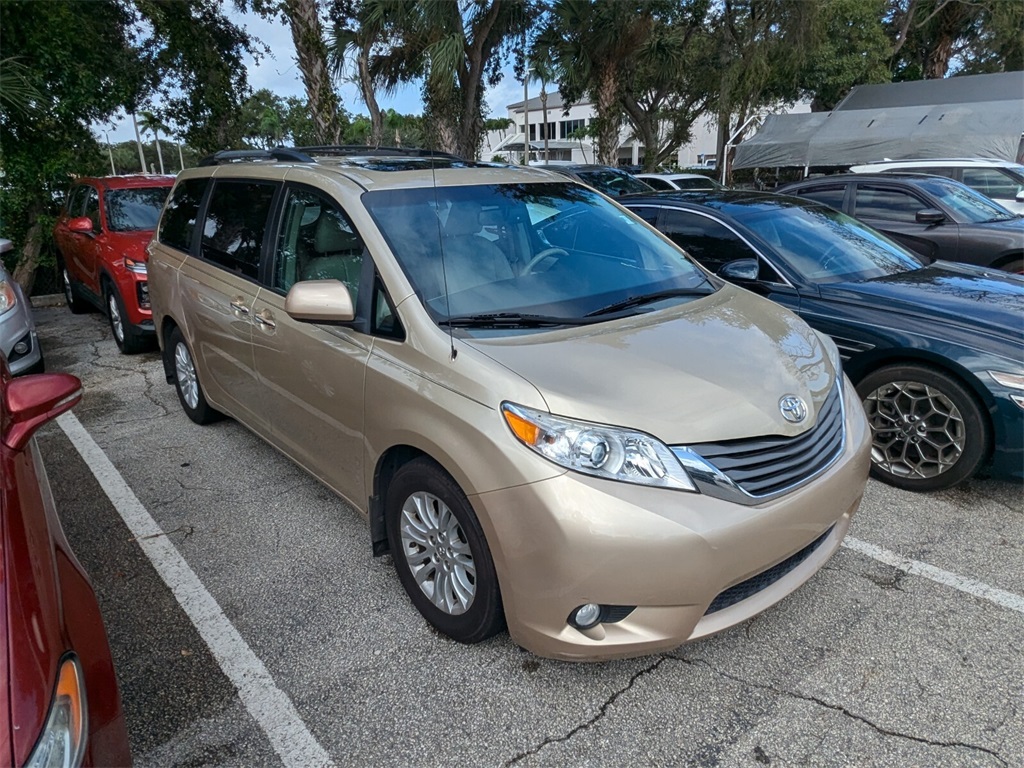 2014 Toyota Sienna XLE 2