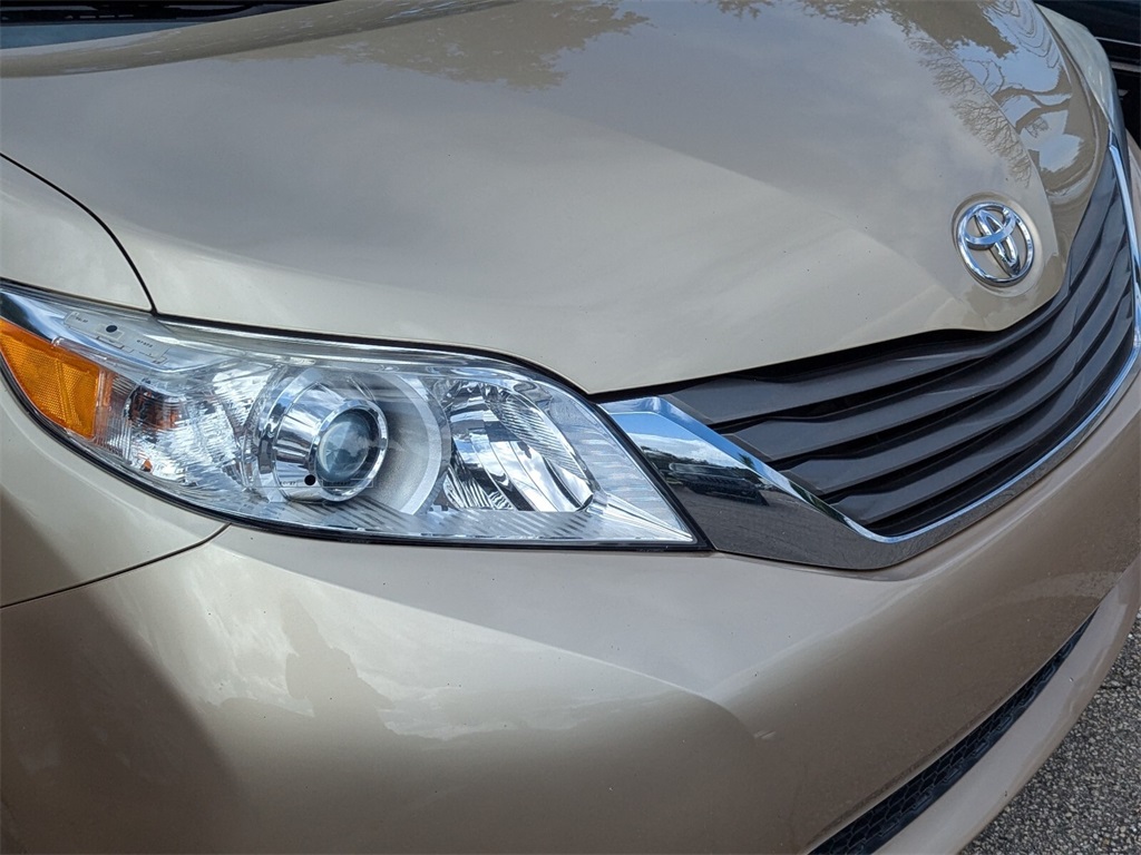 2014 Toyota Sienna XLE 3