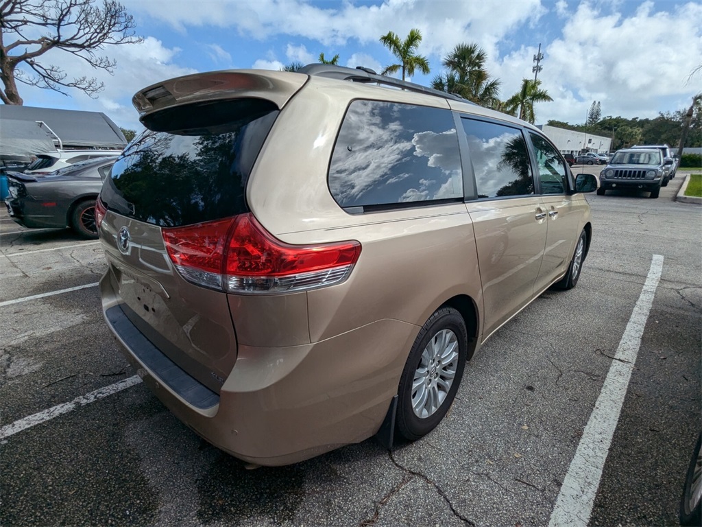 2014 Toyota Sienna XLE 18