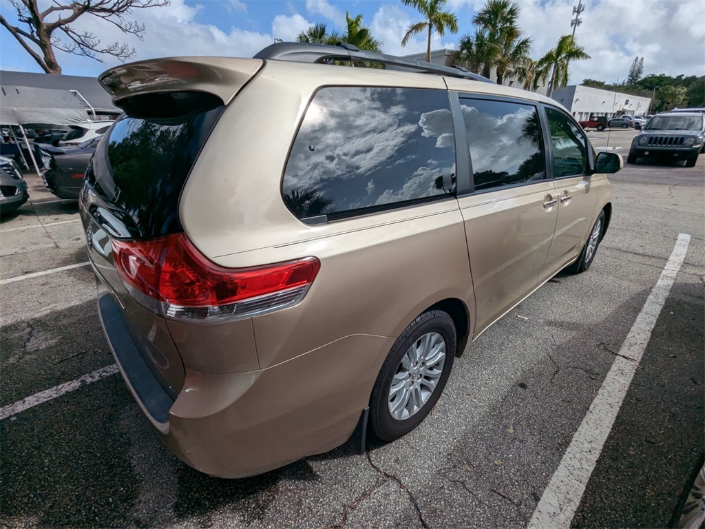 2014 Toyota Sienna XLE 21