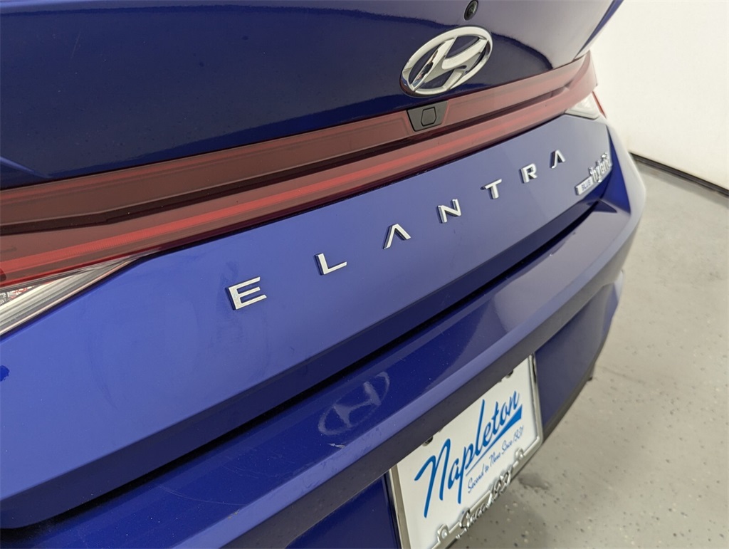 2022 Hyundai Elantra Hybrid Blue 8