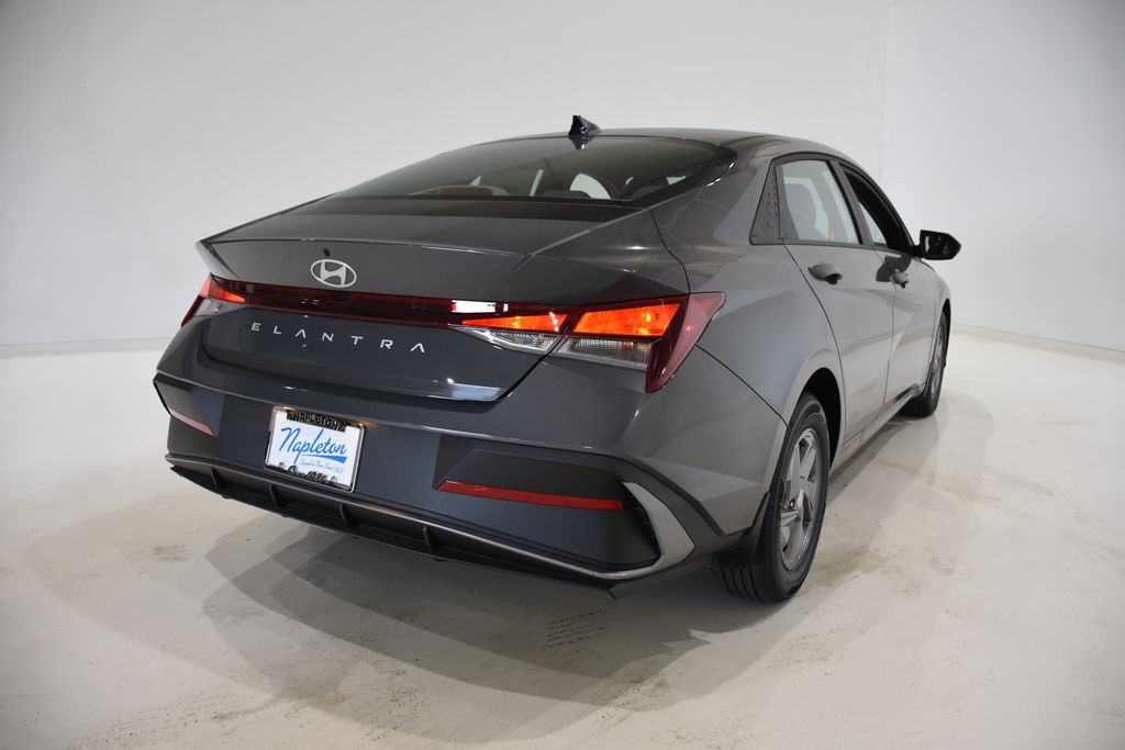 2024 Hyundai Elantra SE 4