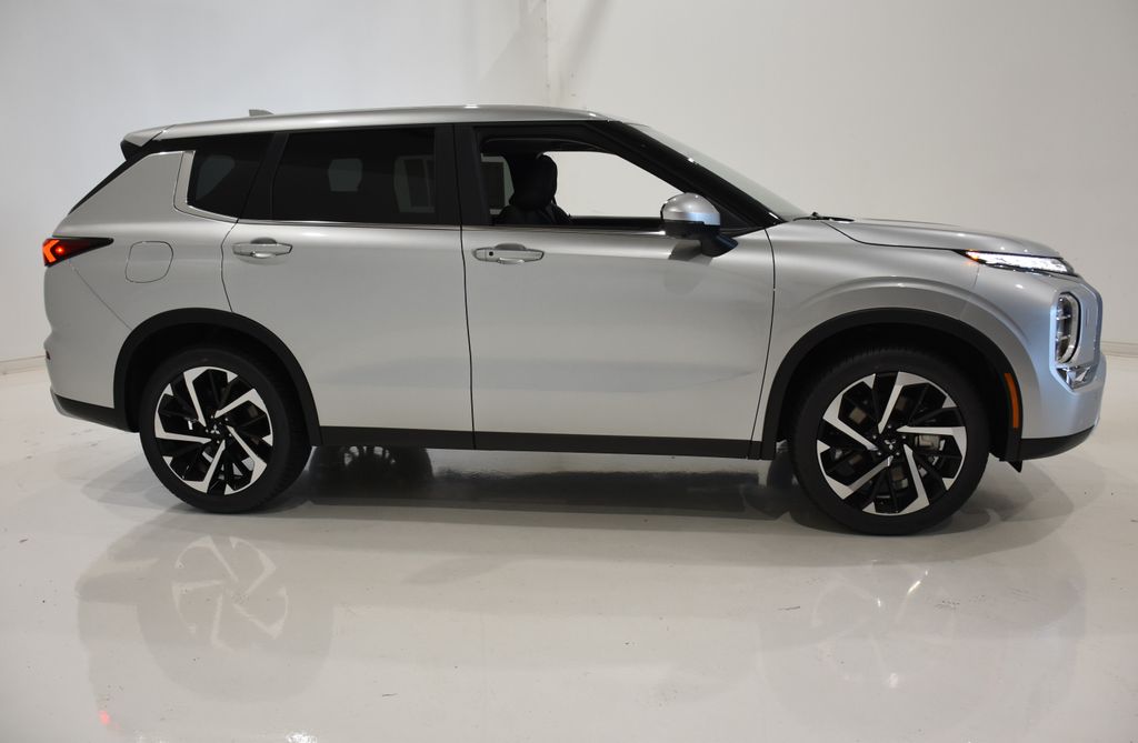 2024 Mitsubishi Outlander SE 3