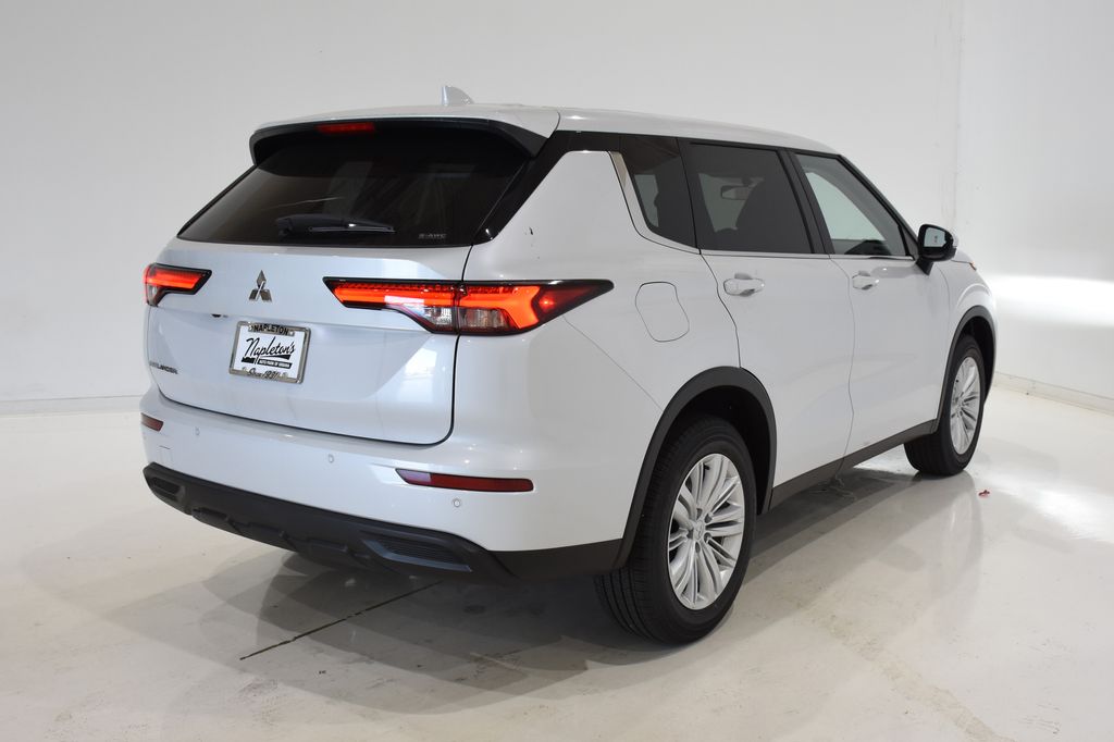 2024 Mitsubishi Outlander ES 4