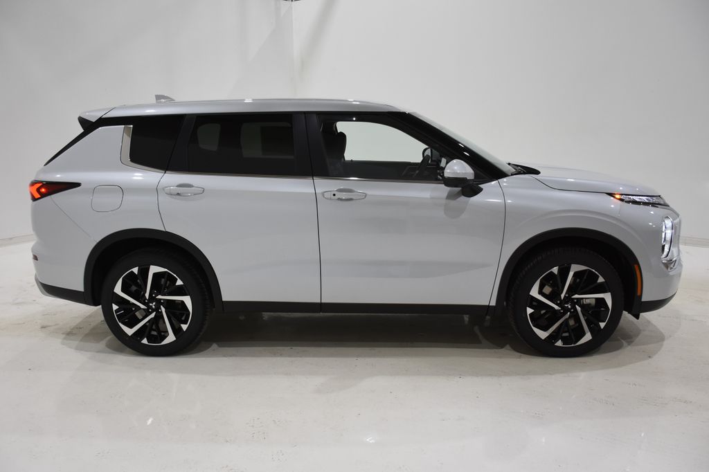 2024 Mitsubishi Outlander SE 3