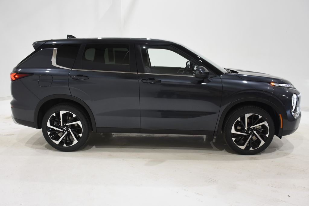 2024 Mitsubishi Outlander SE 3