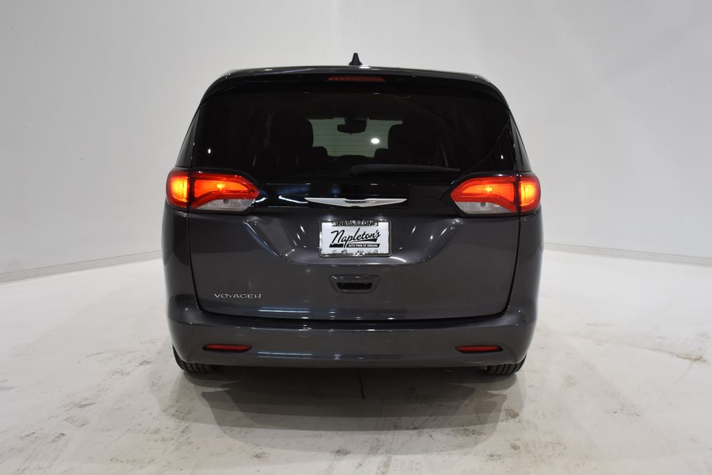 2023 Chrysler Voyager LX 5