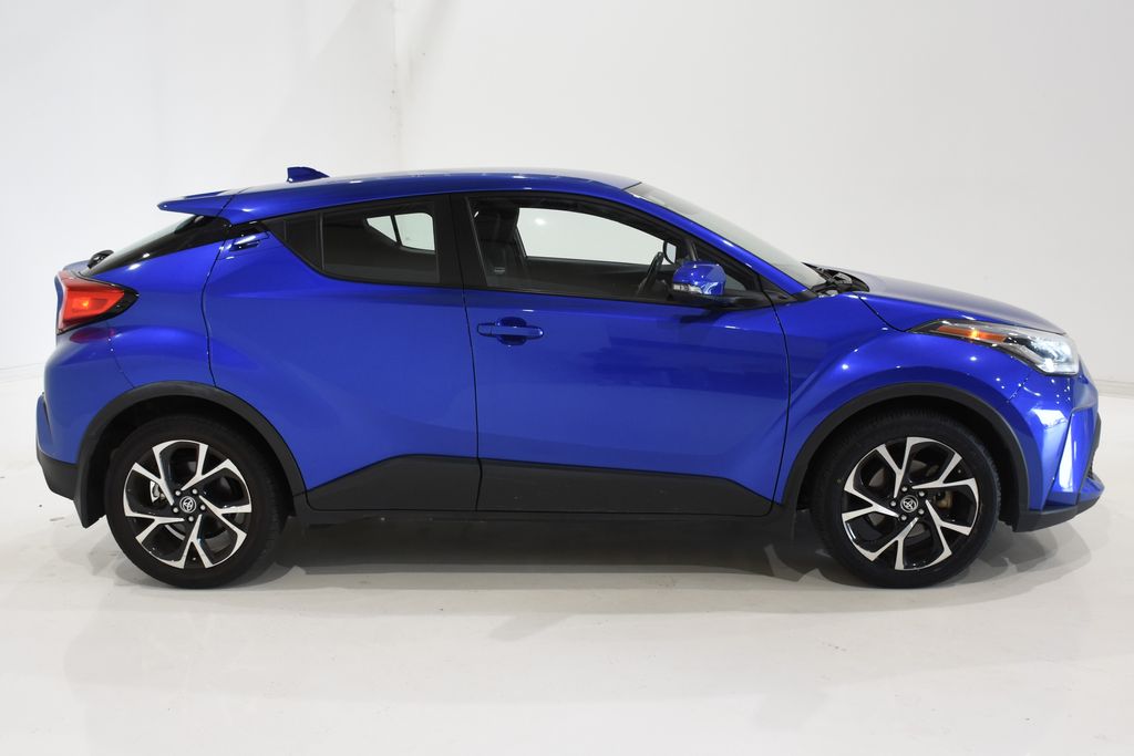 2022 Toyota C-HR XLE 2