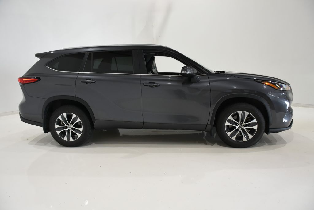 2024 Toyota Highlander LE 3