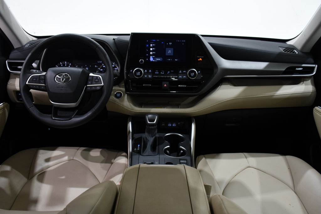 2024 Toyota Highlander LE 8