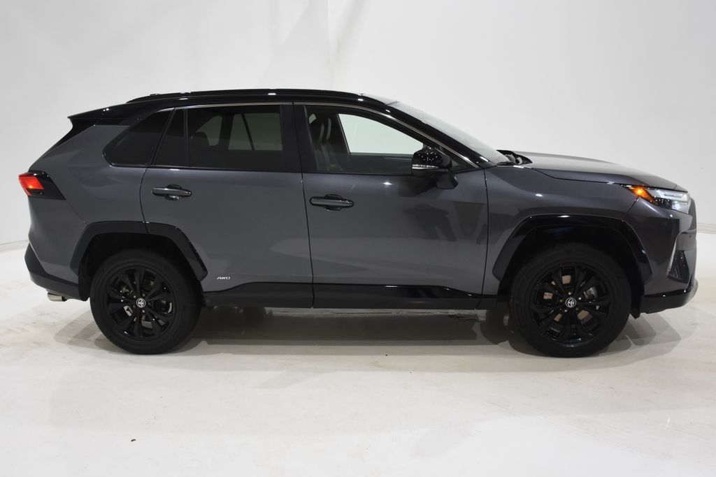 2022 Toyota RAV4 Hybrid XSE 3