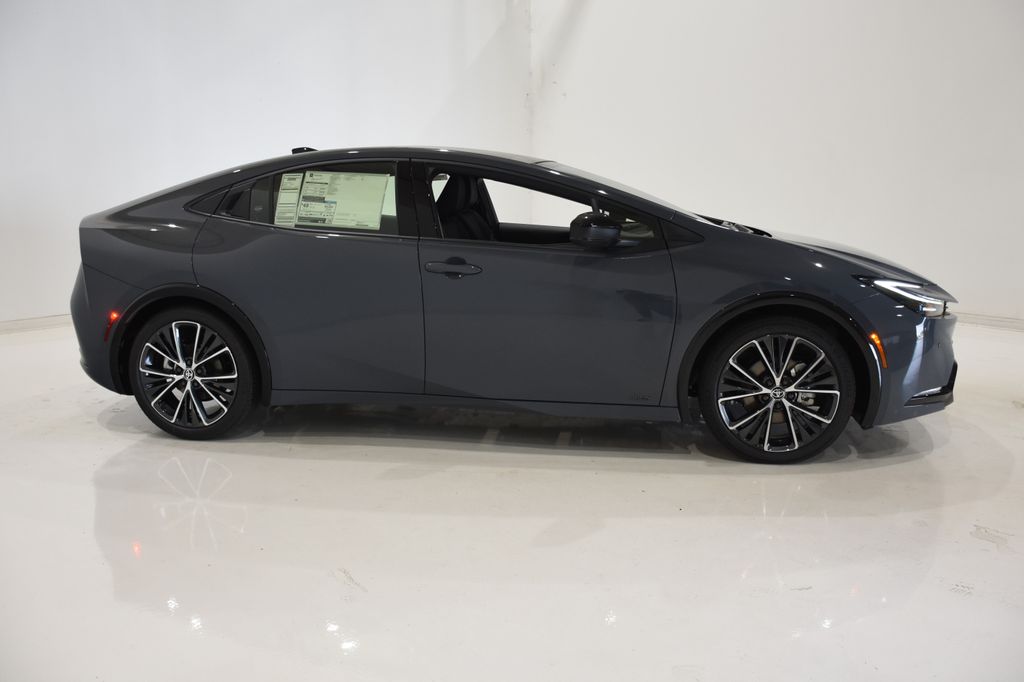 2024 Toyota Prius XLE 3