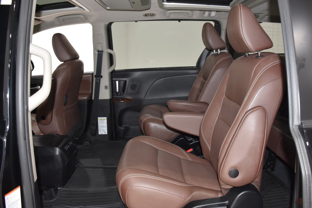 2019 Toyota Sienna Limited Premium 19